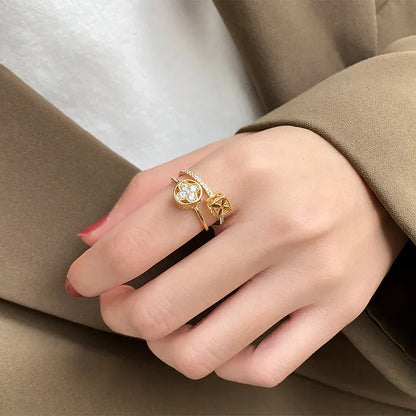 Doppellagiger Blumenförmiger Ring in Goldfarbe