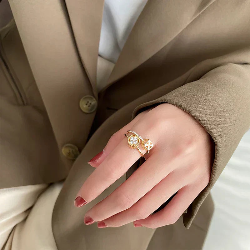 Doppellagiger Blumenförmiger Ring in Goldfarbe