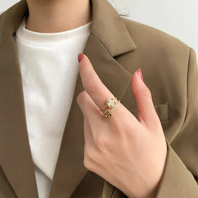 Doppellagiger Blumenförmiger Ring in Goldfarbe
